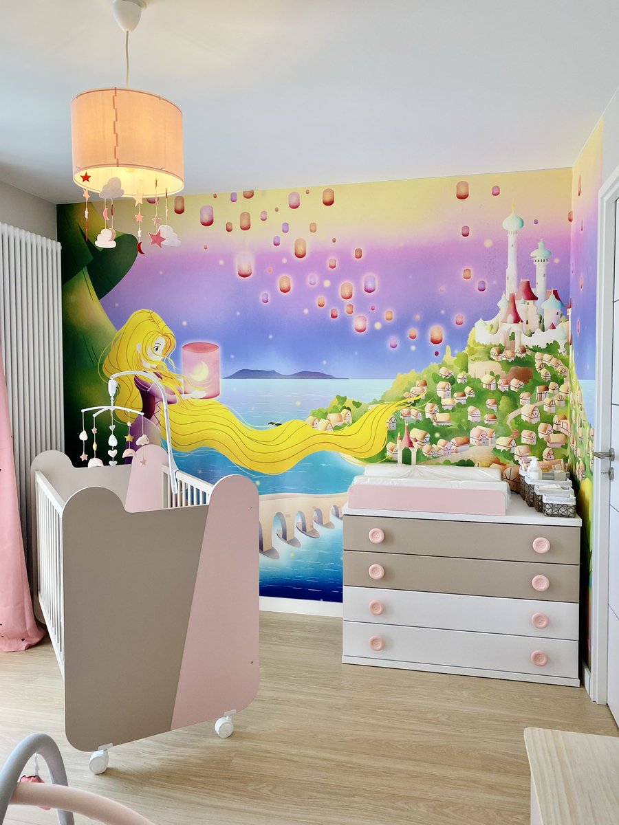 Je vends un lit en bois, à barreaux, barrière amovible et matelas réglable sur 3 hauteurs, avec roulettes. Matelas compris. Ça intéresse quelqu’un ? Très bon état. Région toulousaine et ses environs.