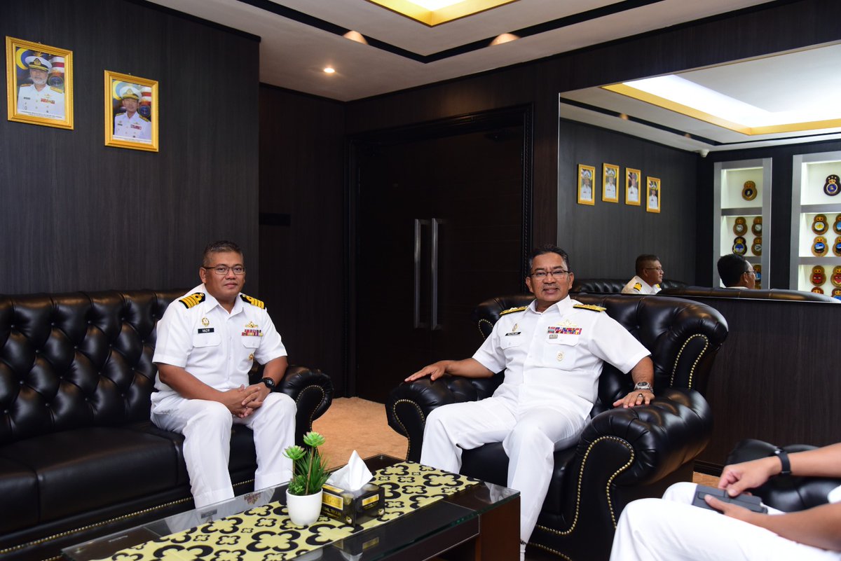 MPA_Timur's tweet photo. Ceremonies are different in every region, but true politeness is everywhere the same 

Panglima Armada Timur berbesar hati menerima Kunjungan Hormat dari Pegawai Memerintah KD LEKIU. KD LEKIU singgah di PTKK dalam pelayaran untuk menyertai Eks RIMPAC 2024 

#NavyNews https://t.co/pVZutbVlTh