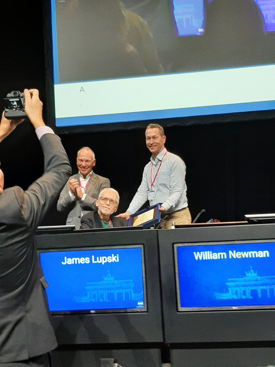 Inspiring to see the great Jim Lupski <a href="/LupskiLab/">LupskiLab</a> receiving the <a href="/eshgsociety/">European Society of Human Genetics (ESHG)</a> Mendel Award 2024 at #eshg2024 !