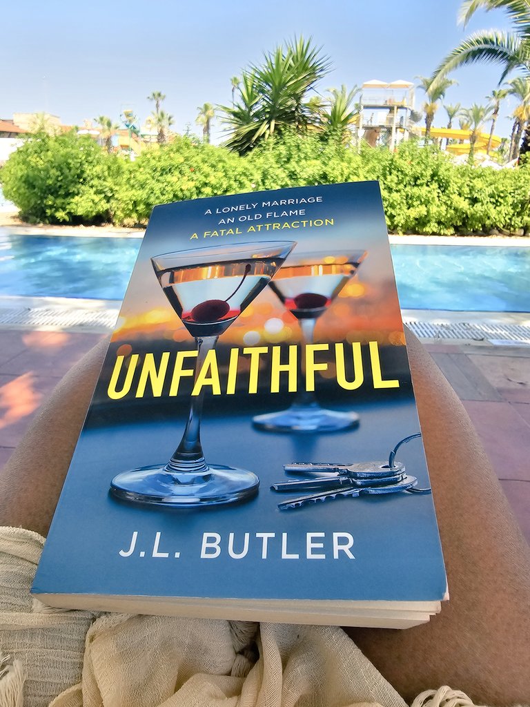 Eenolas's tweet photo. Nothing like a good book, some sun and no work!! Thanks @sasparilla82 @CJAggett for the recommendation. #unfaithful @tasminaperry https://t.co/DsCOoMytK9