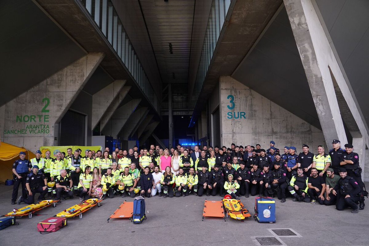 MADRID's tweet image. 📢Unidades especiales de @policiademadrid y @SAMUR_PC ensayan su labor coordinada ante un supuesto ataque en un edificio municipal

✅La vicealcaldesa @InmaSanzO ha asistido a este simulacro formativo desarrollado en la Caja Mágica
 👉informate.madrid.es/fe94w1