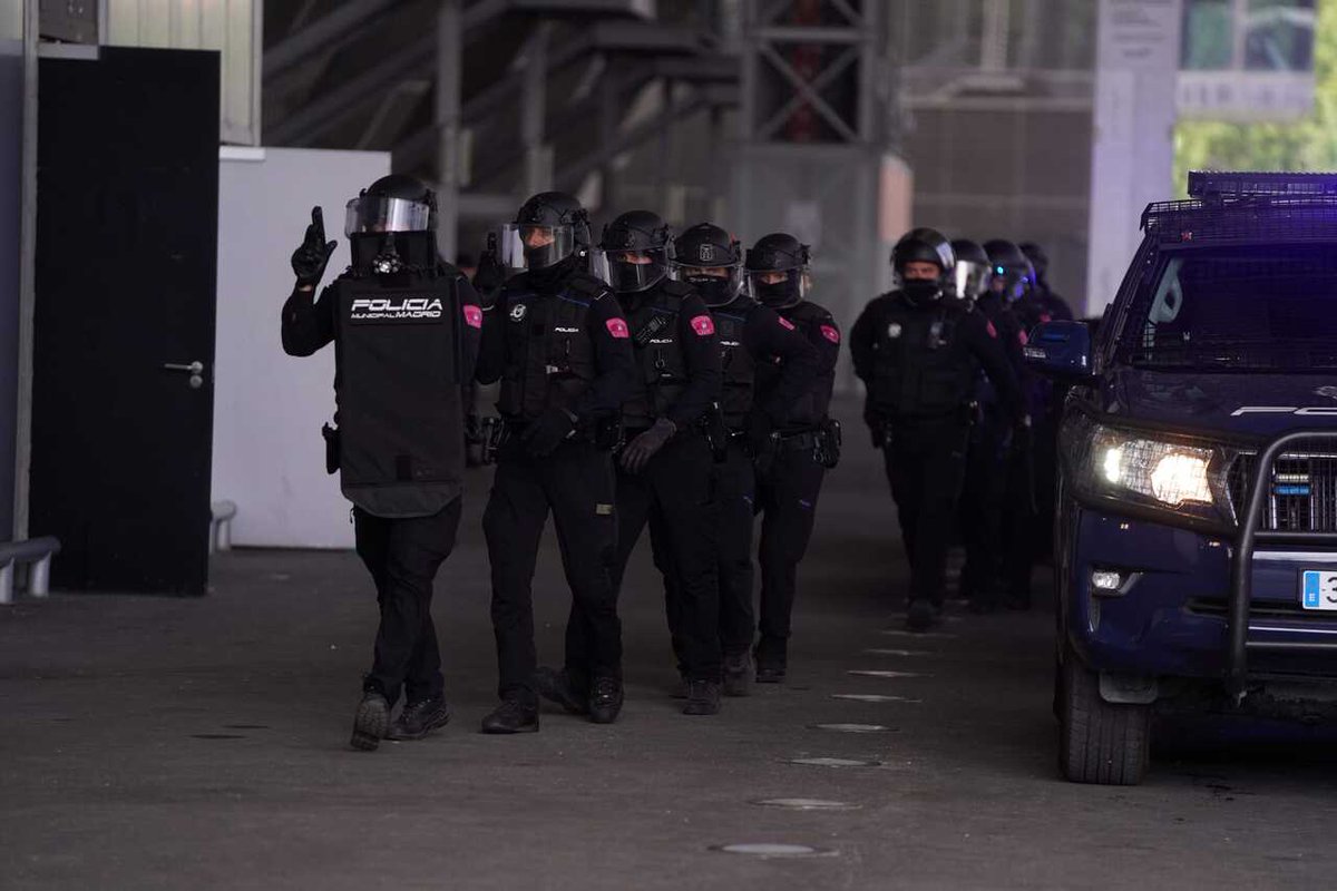 MADRID's tweet image. 📢Unidades especiales de @policiademadrid y @SAMUR_PC ensayan su labor coordinada ante un supuesto ataque en un edificio municipal

✅La vicealcaldesa @InmaSanzO ha asistido a este simulacro formativo desarrollado en la Caja Mágica
 👉informate.madrid.es/fe94w1