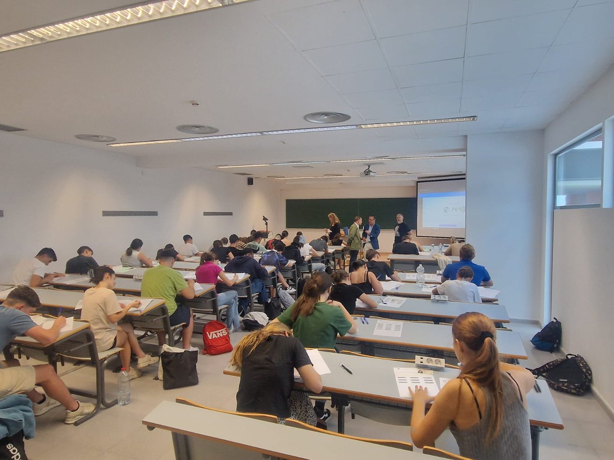 El alumnado de 2º Bachillerato ha roto el hielo de la PEvAU en la primera jornada de exámenes. <a href="/Miguel_Briones_/">Miguel Briones</a> ha visitado una de las sedes de la provincia, que cuenta esta edición con más de 9.500 inscritos.
