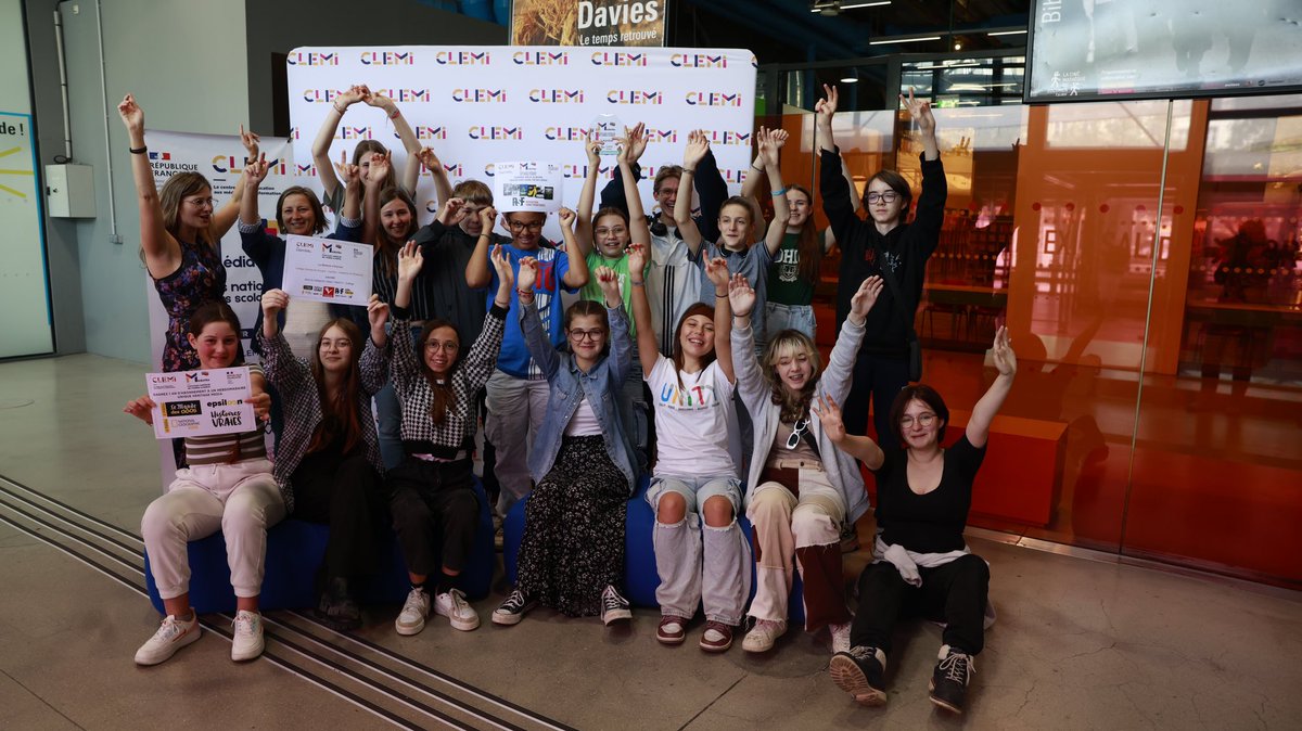 LeCLEMI's tweet photo. #Médiatiks2024 
Pour chaque catégorie, les lauréats sont invités sur scène pour recevoir leurs trophées qui récompensent une année d’investissement où les classes se sont mis dans la peau de véritables journalistes. 

https://t.co/kg4X4cFGVy https://t.co/GZyTKh92Ew