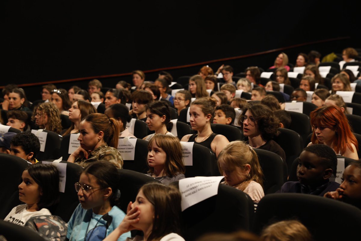 #Médiatiks2024 
Pour chaque catégorie, les lauréats sont invités sur scène pour recevoir leurs trophées qui récompensent une année d’investissement où les classes se sont mis dans la peau de véritables journalistes. 

clemi.fr/actions-educat…