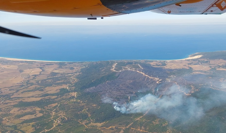 E112Andalucia's tweet photo. 🔴 El consejero de @InteriorJunta, @antoniosanz, director del @Plan_INFOCA ha activado, a las 13:39 horas, la Fase de Emergencia, Situación Operativa 1 del Plan de Emergencias por Incendios Forestales de Andalucía por el #IFTarifa https://t.co/YW0pSg73Zz
