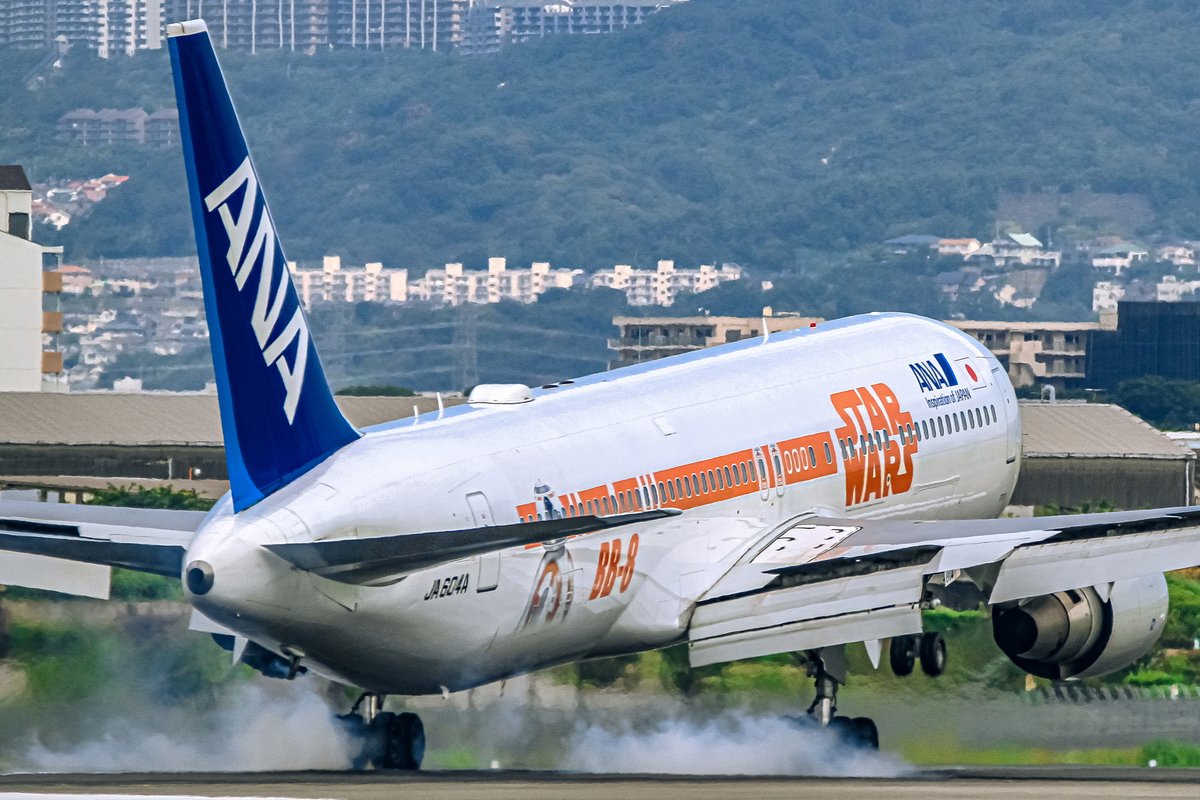 suu451JSDF's tweet photo. #604の日
#JA604A
#ANA
#全日本空輸
#伊丹空港
#スターウォーズ https://t.co/FGQrTVUhYk