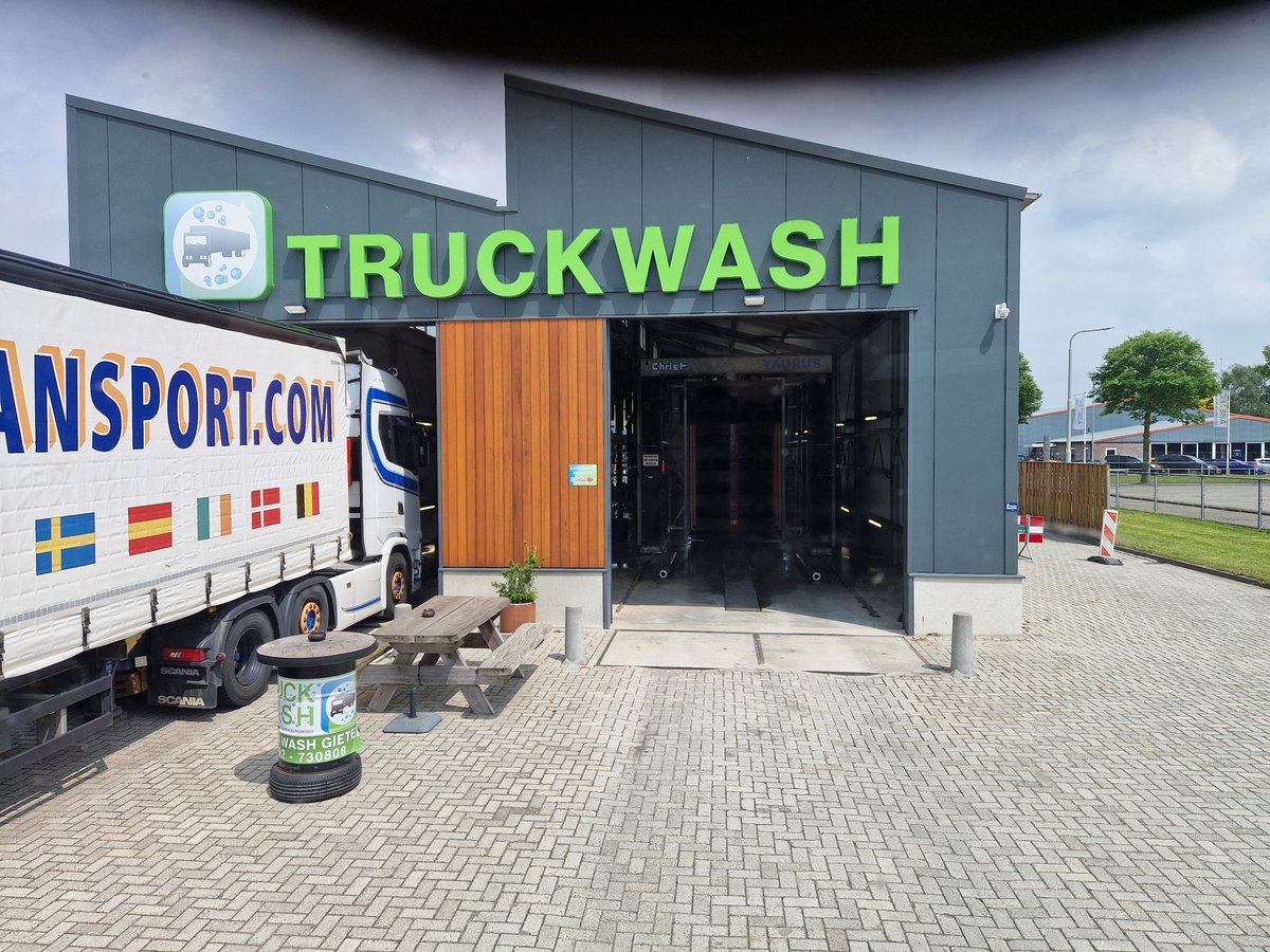 Even de benz door de wasstraat jagen #truckwashgieten