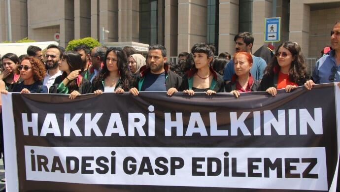 Colemêrg Belediyesi’ne kayyım atamasını ‘darbe’ olarak niteleyen hukuk örgütleri kararı birçok kentte düzenledikleri eylemlerle protesto etti yeniyasamgazetesi5.com/hukuk-orgutler…