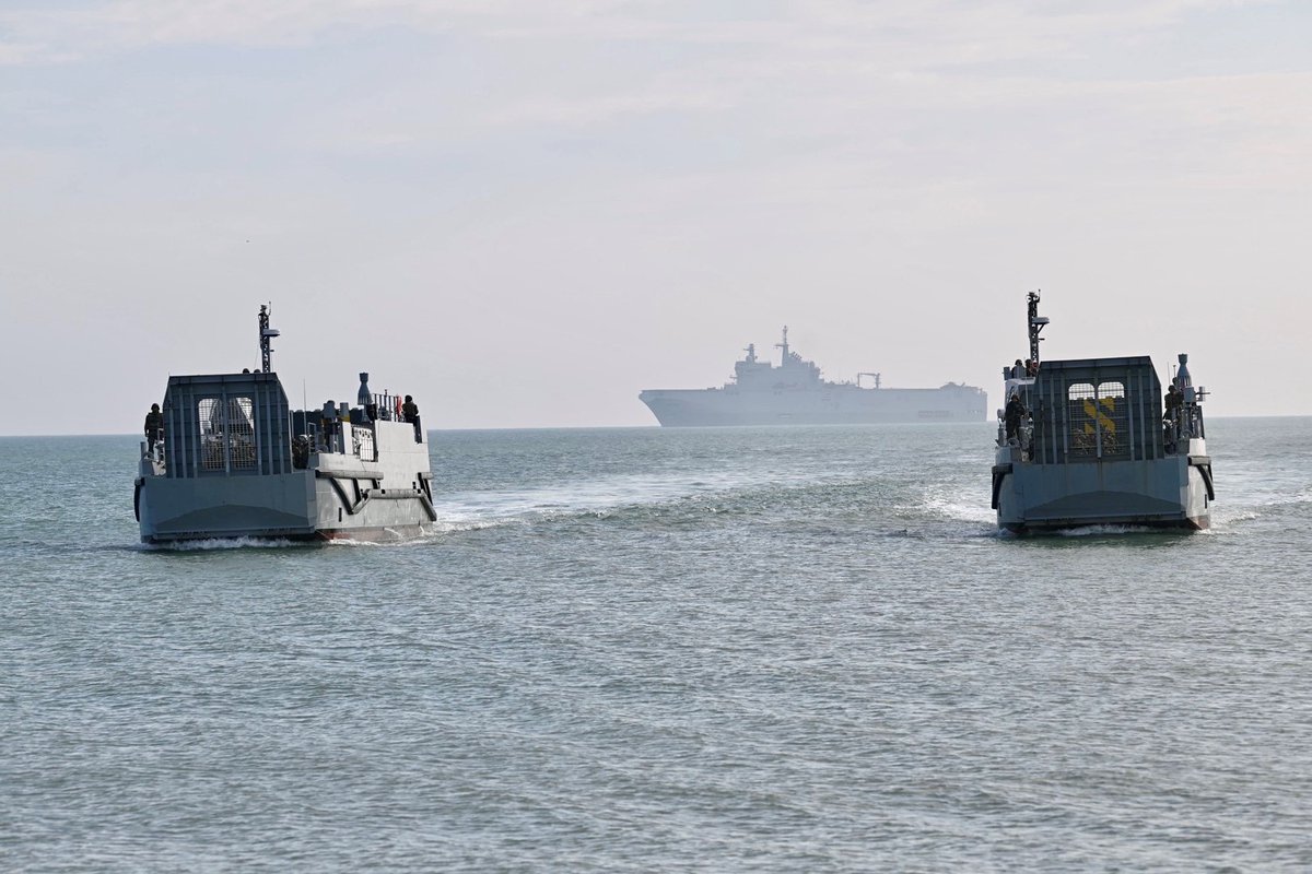 MarineNationale's tweet photo. #DDay80 | Ils ont débarqué sur la plage de Omaha Beach ! Avec le PHA Mistral, les troupes de l’@armeedeterre, les fusiliers marins accompagnés de troupes 🇺🇸🇵🇱🇨🇦 reconstituent ces 3 prochains jours le #DDay. https://t.co/1gp1Btd752