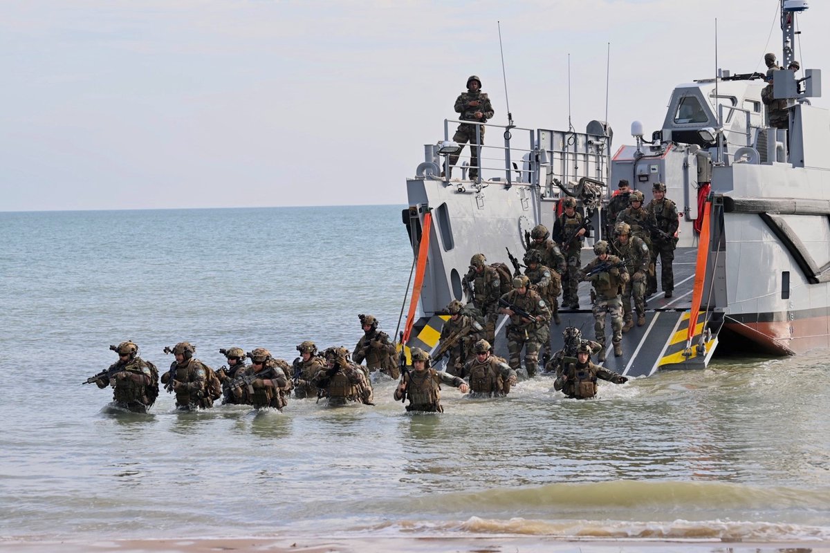 MarineNationale's tweet photo. #DDay80 | Ils ont débarqué sur la plage de Omaha Beach ! Avec le PHA Mistral, les troupes de l’@armeedeterre, les fusiliers marins accompagnés de troupes 🇺🇸🇵🇱🇨🇦 reconstituent ces 3 prochains jours le #DDay. https://t.co/1gp1Btd752