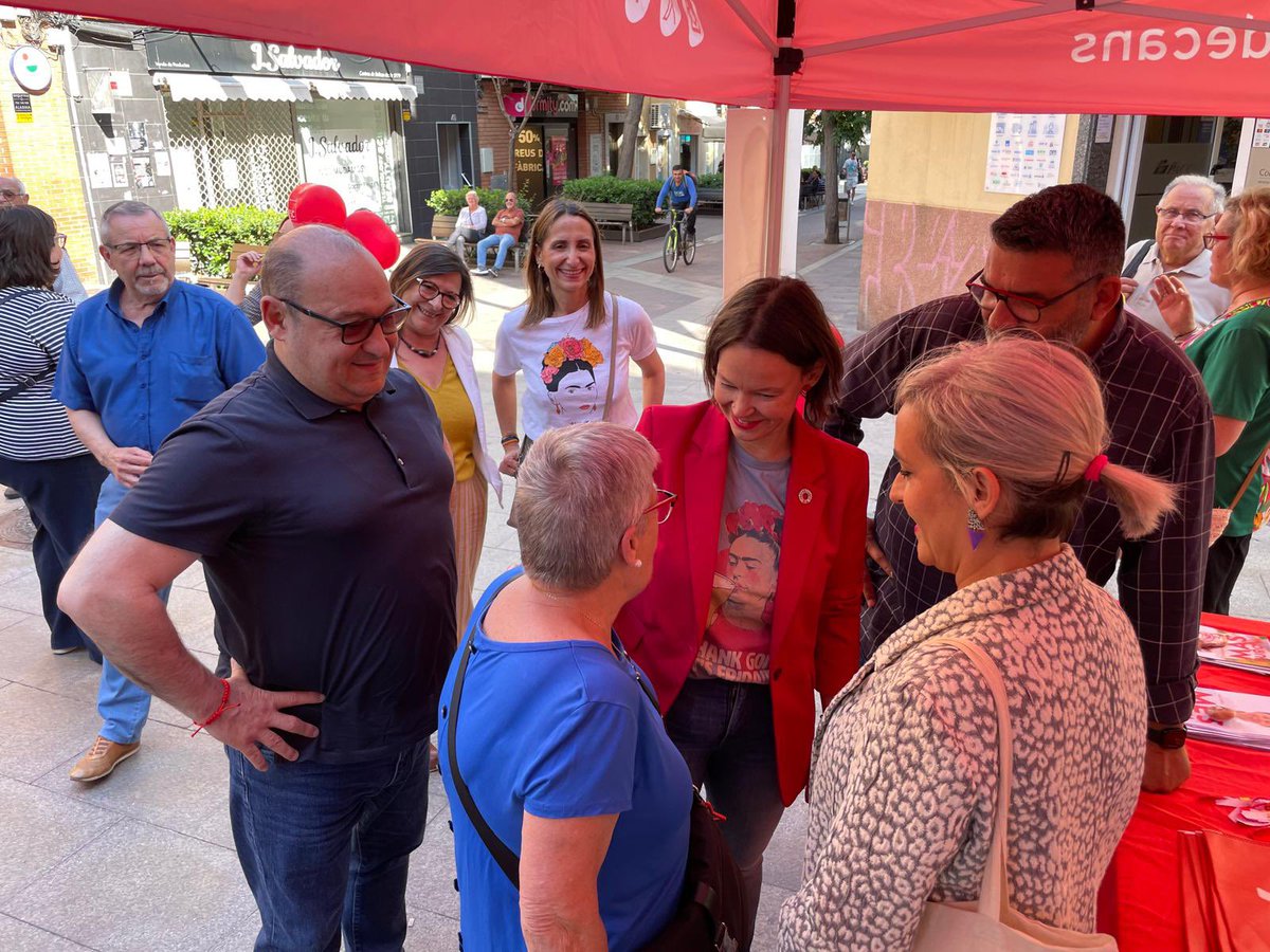PSCViladecans's tweet photo. 🌹 Ayer recibimos una visita muy especial. Leire Pajín, candidata a las elecciones al Parlamento Europeo, estuvo en Viladecans junto al alcalde Carles Ruiz. 

Leire vio como Viladecans se ha transformado gracias a +14 millones de euros en fondos NextGenerationEU🇪🇺. https://t.co/rnR34IyCAT