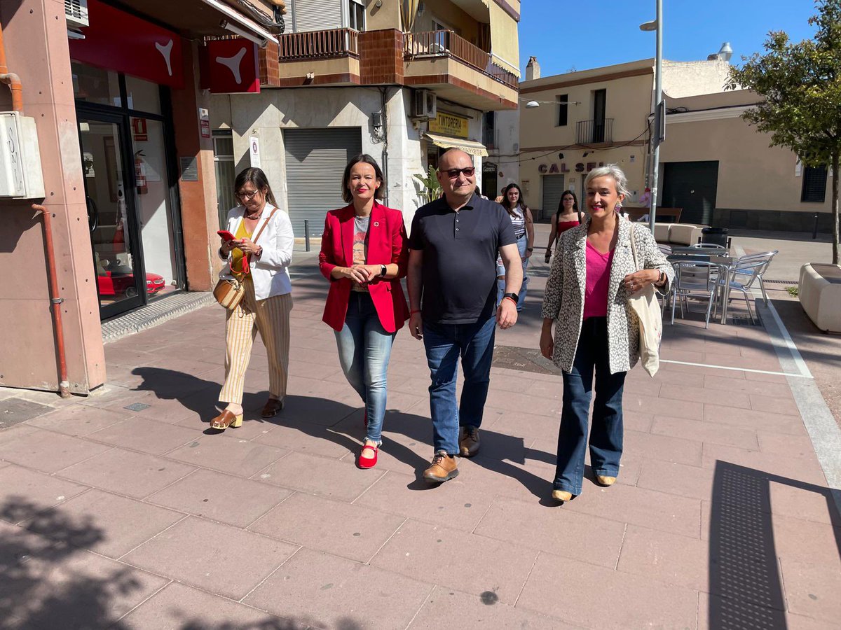 PSCViladecans's tweet photo. 🌹 Ayer recibimos una visita muy especial. Leire Pajín, candidata a las elecciones al Parlamento Europeo, estuvo en Viladecans junto al alcalde Carles Ruiz. 

Leire vio como Viladecans se ha transformado gracias a +14 millones de euros en fondos NextGenerationEU🇪🇺. https://t.co/rnR34IyCAT