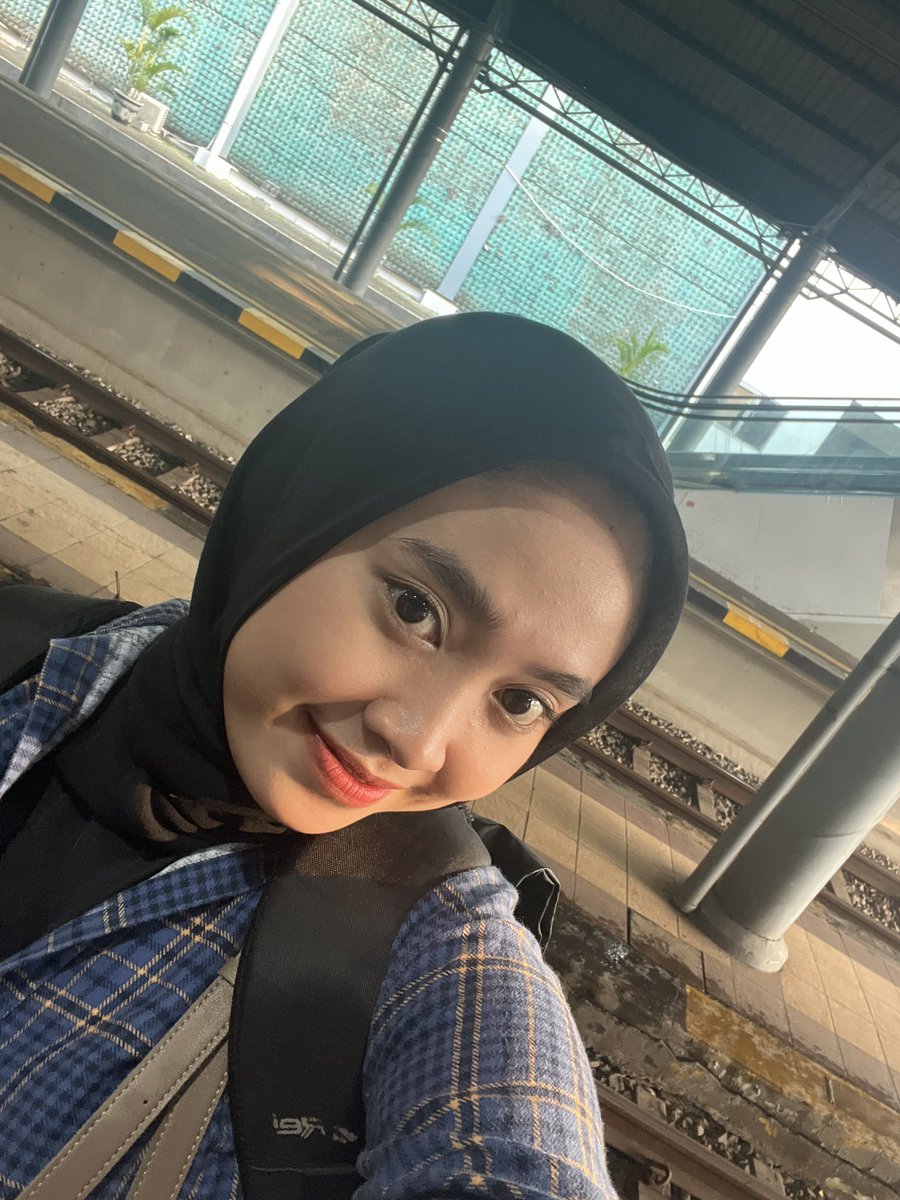 HwangHee10's tweet photo. @ohmybeautybank Baru aja kemarin dibuat keliling jogja panas”an dari pagi sampe malem. Dan bagusnya makin lama makin nyatu sama kulit dan kerasa halus banget🥰🥰 https://t.co/ow4wtmSRrH