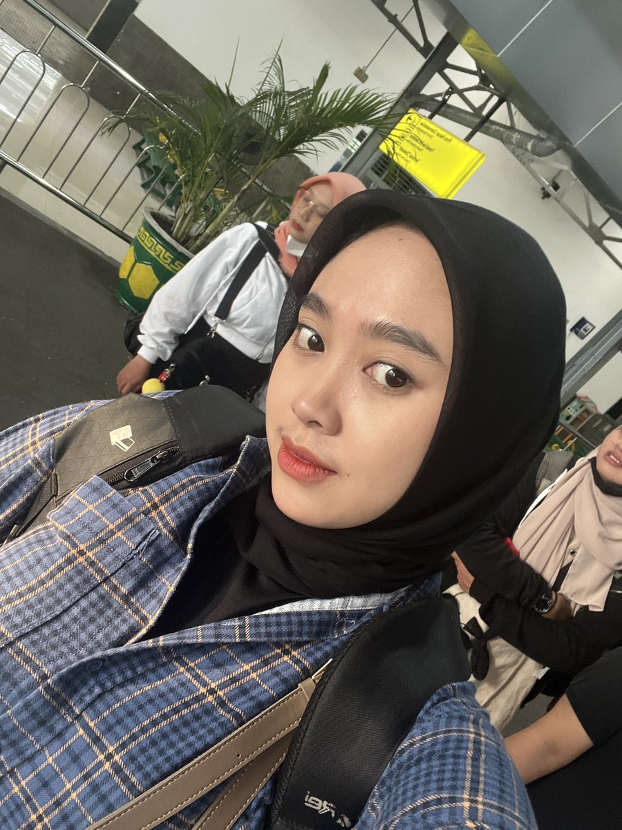 HwangHee10's tweet photo. @ohmybeautybank Baru aja kemarin dibuat keliling jogja panas”an dari pagi sampe malem. Dan bagusnya makin lama makin nyatu sama kulit dan kerasa halus banget🥰🥰 https://t.co/ow4wtmSRrH