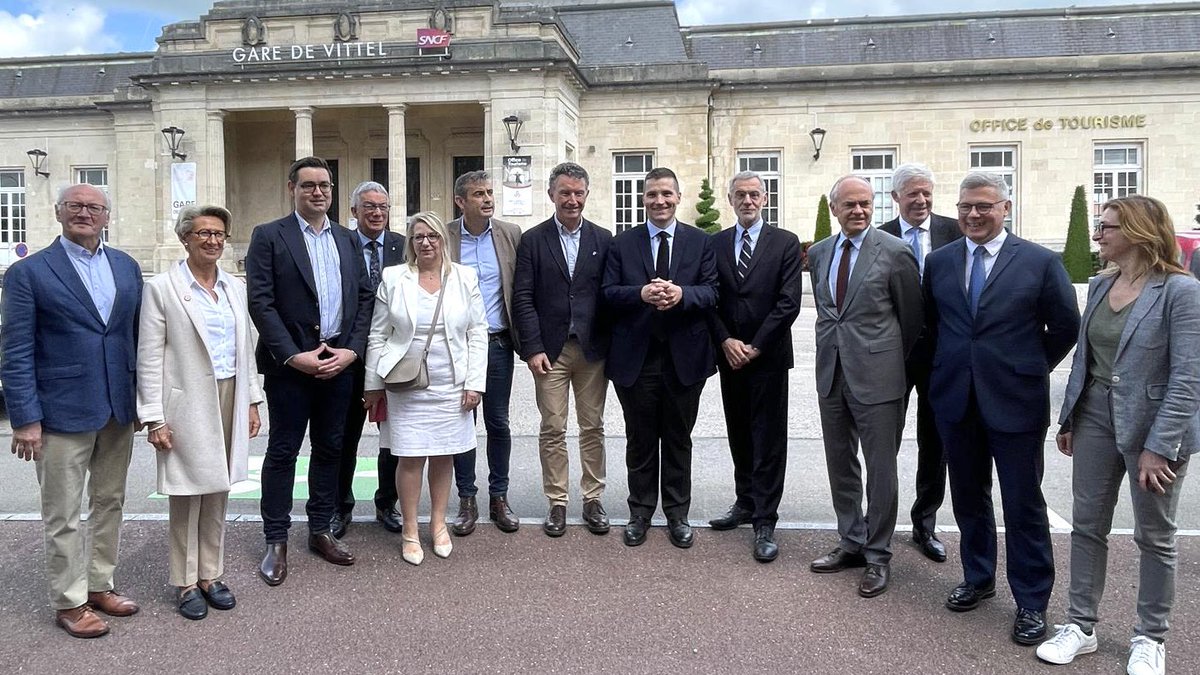 Les petites lignes ferroviaires 
ont de l’avenir… la <a href="/regiongrandest/">Région Grand Est</a> 
l’a répété ce mardi à Mirecourt et Vittel. 

Le <a href="/groupe_NGE/">NGE</a>, <a href="/transdevFR/">Transdev France</a> 
et la <a href="/BanqueDesTerr/">Banque des Territoires</a> mèneront à bien 
le projet de réouverture de ligne 
entre Nancy et Contrexéville 
pour le compte de la Région.