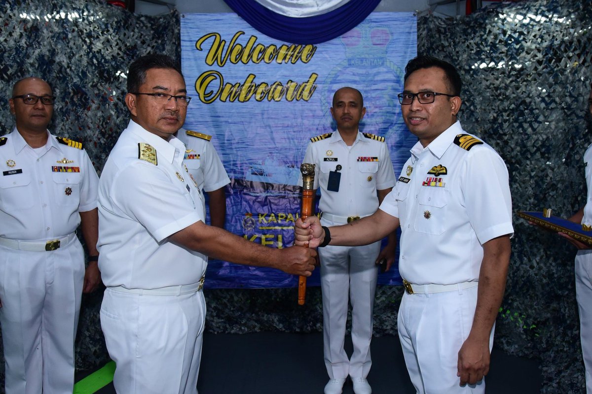 Panglima Armada Timur telah menyempurnakan Majlis Pemakaian Pangkat Pegawai Memerintah KD KELANTAN mrangkap Pegawai Kanan Armada Timur, Kepten Rusdi Hisyam bin Mohamad TLDM
Majlis turut diserikan dgn acara pemakaian Insignia Pegawai Memerintah Skuadron 503
<a href="/tldm_rasmi/">Royal Malaysian Navy</a> <a href="/MPA_Timur/">HQ Eastern Fleet</a>