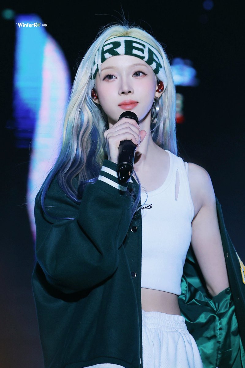 hourlykwinter's tweet image. #WINTER #윈터