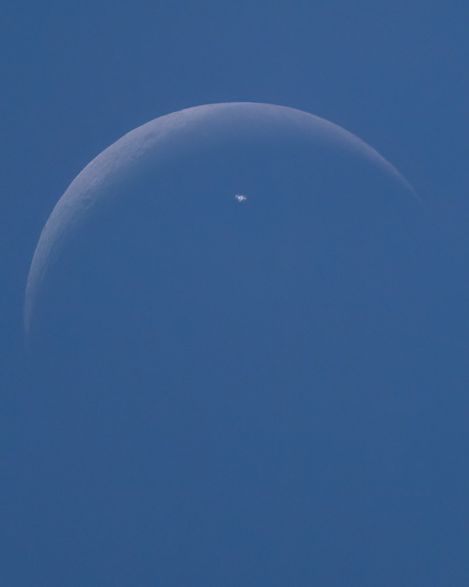 Ayer, 3 de junio, la ISS pasó sobre Canarias y desde algunos puntos concretos se podía captar pasando delante del disco lunar. 
Entre la importante turbulencia y la Luna menguante de 26,2 días (12% iluminada), no obtuve el mejor de los resultados, pero bueno, ahí está!
#cielosESA