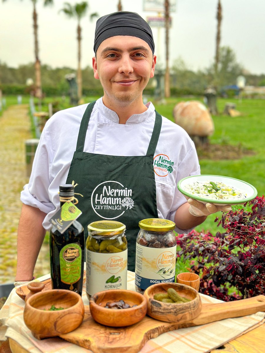 nerminhanimcom's tweet photo. Nermin Hanım Zeytinliği’nden Lezzetli Tarifler 🌿

Şeflerimizin ellerinden çıkan özel tariflerle sofralarınıza lezzet katın! 🥗🍴

Zeytinyağımız, turşularımız ve zeytinlerimizle hazırlayabileceğiniz muhteşem yemekler için bizi takipte kalın. Her biri doğal ve özenle hazırlanmış ürünlerimizle yemeklerinizde fark yaratın.💚

📌Web sitemizi ziyaret ederek ürünlerimizi hemen keşfedin!

🍃 https://t.co/9CCnm9y0QP 
📞 Telefon:0266 392 14 96 
📱Whatsapp:0542 392 14 96

#NerminHanımZeytinliği #zeytin #zeytinyağı #LezzetliTarifler #ödüllüzeytinyağı #erkenhasat #sağlıklıbeslenme #sağlıklıyaşam #oliveoil