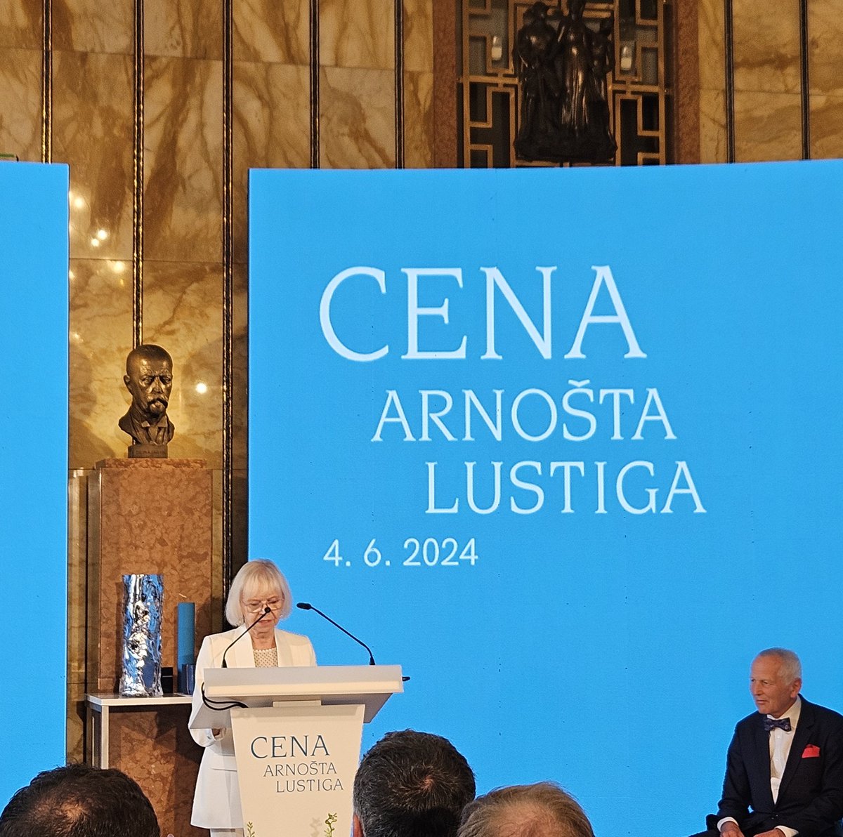 jan6869's tweet photo. Cena Arnošta Lustiga @C_I_S_O_K #odvaha  #statečnost #lidskost #spravedlnost pro celoživotní diplomatické dílo zejména na Blízkém východě Eva #Filipi @mzvcr https://t.co/jVfGYkpnoR