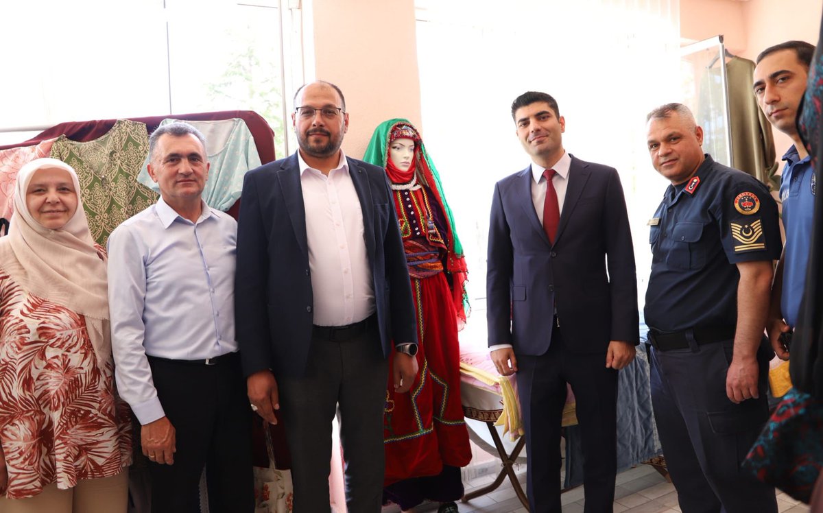 BayatHalk's tweet photo. Kadın Kültür Evimizde Bayat Halk Eğitim Merkezinin düzenlediği Yıl Sonu sergisinin açılışını Bayat Kaymakam V Sn Osman Emre Öztürk ve Bayat Belediye Başkanımız Sn. İbrahim Bodur gerçekleştirdi.
@bayatkaymakamligi @afyonilmem @hbogm @ibrahimbodur03 @bayatilcemem https://t.co/zJ76bPGlx1