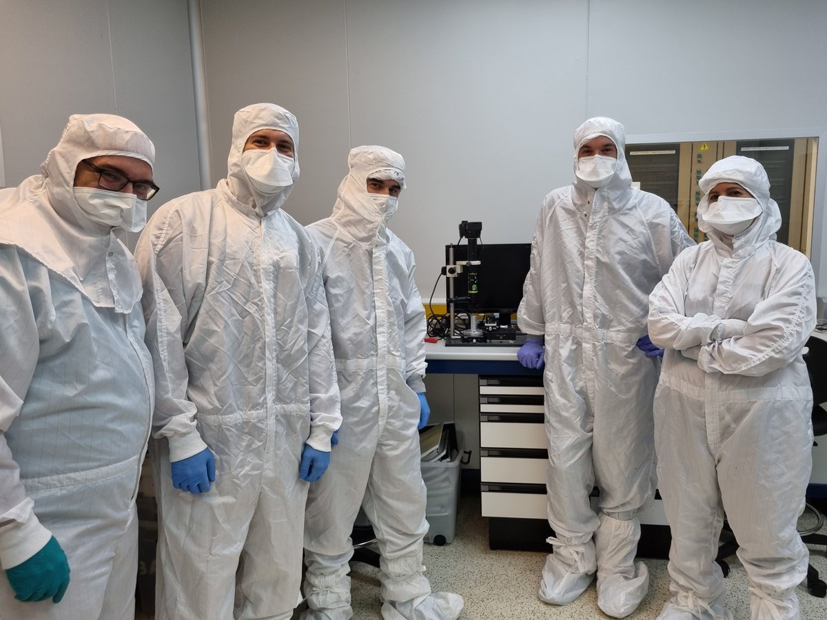 IsomUpm's tweet photo. Yuhuuuu🥳🎉🎊🎉🎊!!! Researchers from  @2d_foundry @icmm_csic got dressed heroically to visit our clean room 😎 and one of the deterministic transfer twins and performed a supercool #LIVE_DEMO...that people from the audience tried too. Thanks for visiting us https://t.co/IRh13DLUhC