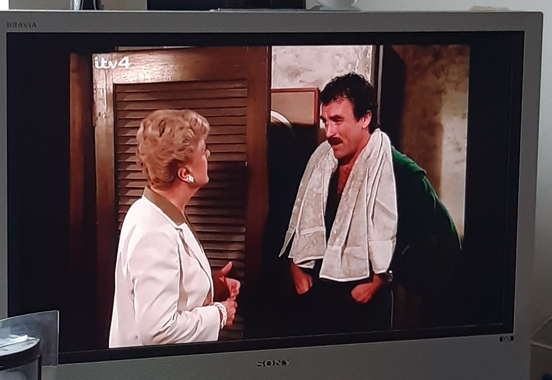 Murder she wrote/magnum crossover on itv4 now! 😀 #MurderSheWrote