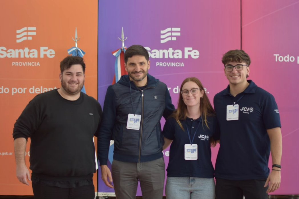 GastaNoyjovich's tweet photo. Despegamos el futuro con LiderUp🚀🙌🏽

📌 Más de 150 jovenes emprendedores se formaron en herramientas para sus proyectos e hicimos networking en la sede de gobierno en Rosario. 

🫂 Felicitaciones a todos los jóvenes que participaron y gracias a los speaker por acompañarnos. https://t.co/sKiMoldJuY
