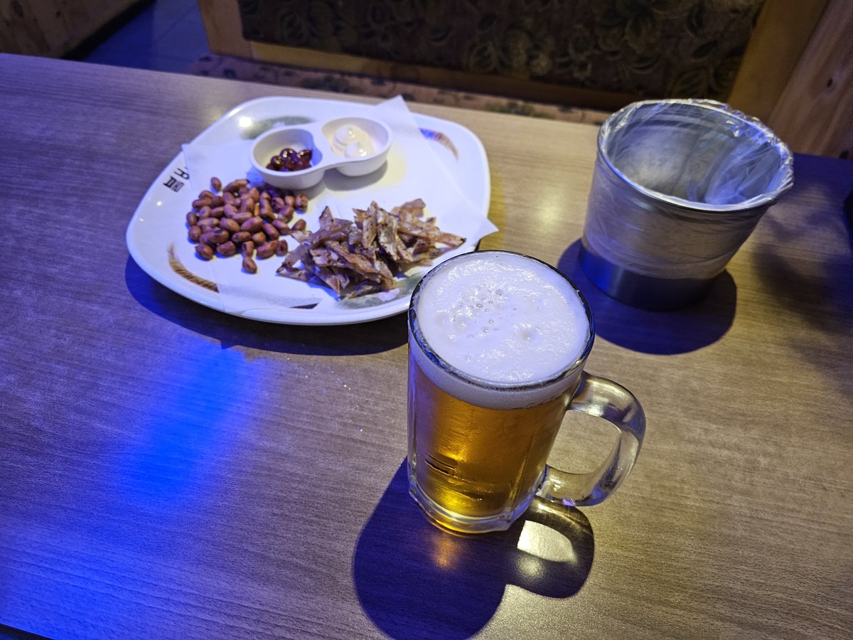 요새 이래저래 스트레스가 충만하야 생맥 한잔 때리러 기어나옴.. 걱정 마셔.. 낼이면 또 언제 그랬냐는듯 시계추처럼 칼같이 움직일테니..
원래 태엽 감는 인간은 따로 있기 마련이잖우.