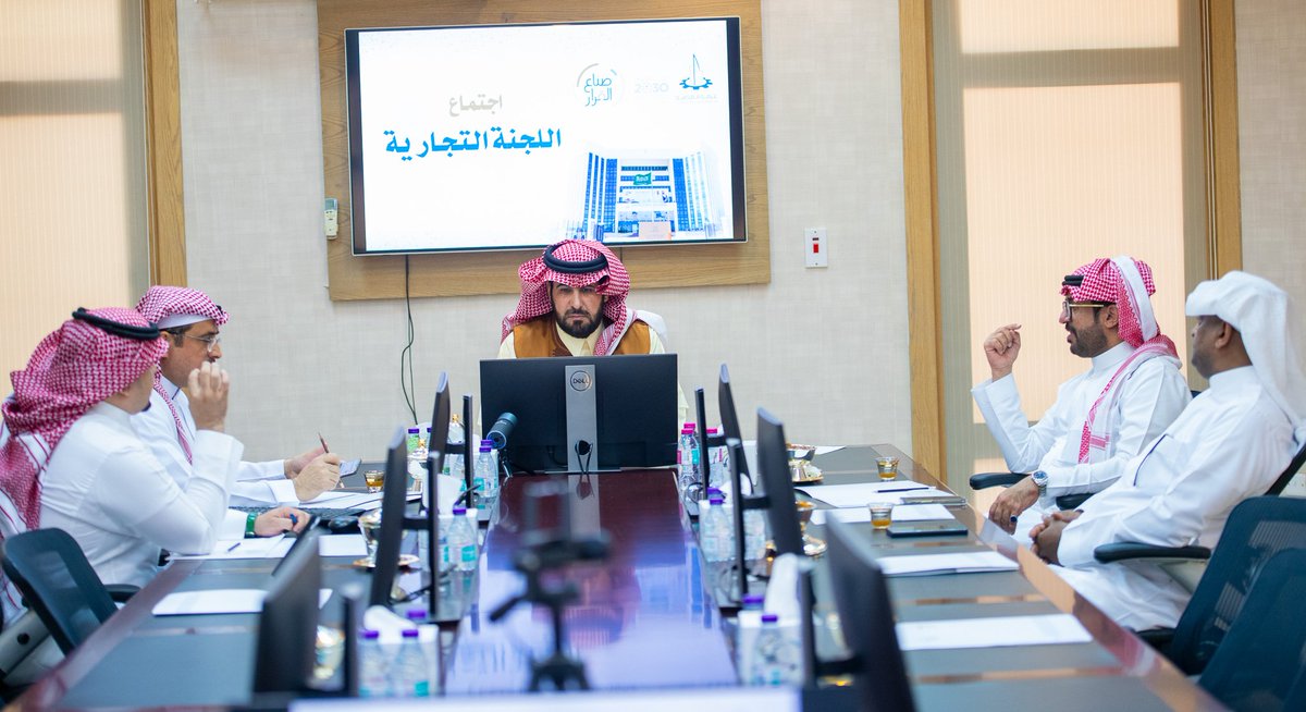 QassimChamber's tweet photo. اجتماع |

إدارة اللجان القطاعية في غرفة #القصيم من خلال "اللجنة التجارية" وبرئاسة عضو مجلس الإدارة، رئيس اللجنة أ. سليمان المقبل، تبحث تنفيذ البرامج المقدمة، والمستهدفات المتحققة، وسبل تعزيز القطاع التجاري، بما يخدم التنمية في المنطقة. https://t.co/3uv4a8ZPwc