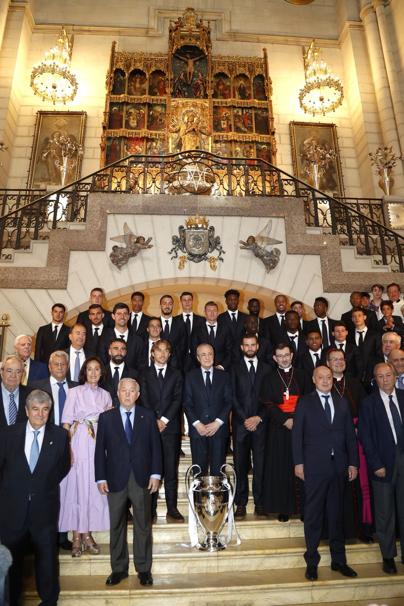 obscat's tweet photo. 🇪🇸 TRADIÇÃO: Real Madrid dedica o troféu da Champions para a Virgem de Almudena.

O time espanhol dedica seus troféus a Nossa Senhora, uma tradição que tem sido mantida durante gerações. 

Img: Josele Martín / Arq Madrid https://t.co/0OC7YMCLD1