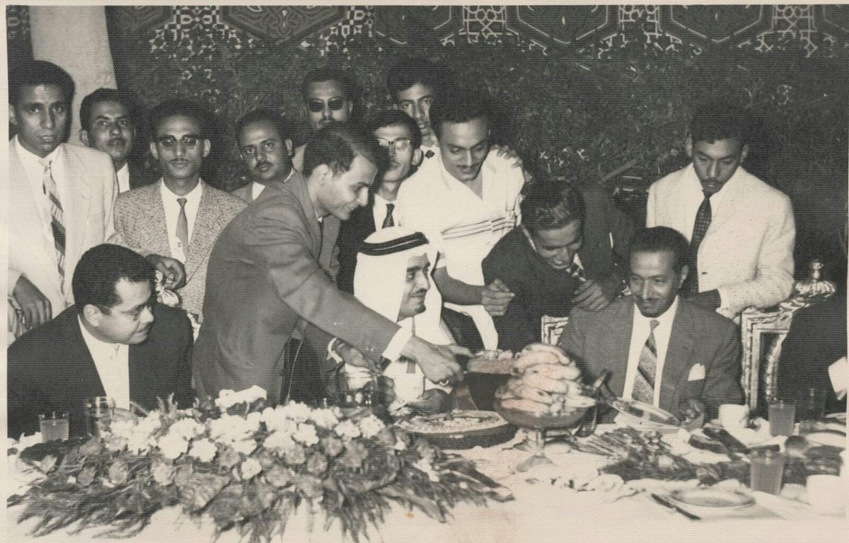 EssamAlnouri's tweet photo. صورة من أرشيف العائلة لخادم الحرمين الشريفين الملك فهد بن عبد العزيز آل سعود يرحمه الله وخادم الحرمين الشريفين الملك سلمان بن عبد العزيز آل سعود حفظه الله ويبدو في الصورة عمي السيد/ عبد الله بن محمد النوري يرحمه الله ايام دراستة للمرحلة الجامعية في القاهرة https://t.co/DKLqmF3zOC