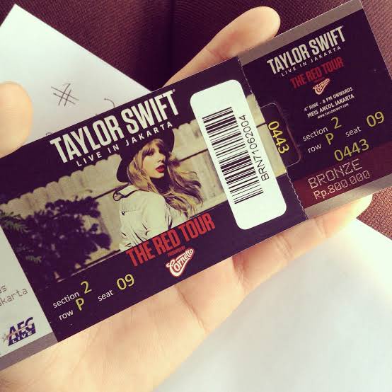 taylorswiftIDs's tweet photo. Satu dekade yang lalu…. #RedTourJKT https://t.co/8Xk25RfmBy