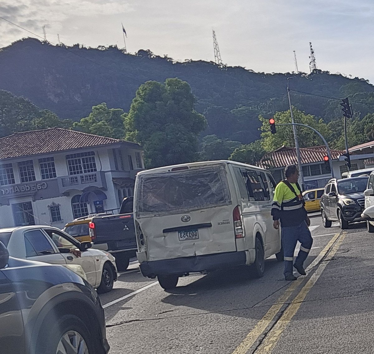 Es un auto del @panamamunicipio , el trabajador se acercó para ayudar a cerrar con una soga la puerta trasera.  Otra señal de nuestro Estado fallido
