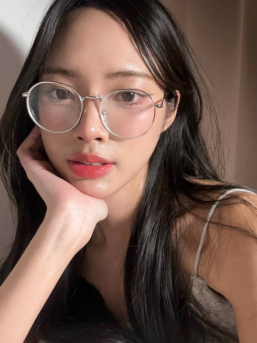morpormorpaeng's tweet photo. บรรลุวิธีแต่งหน้าใส่แว่นให้เห็นชัดๆละ เทคนิคจากพสจีนคือที่ https://t.co/nYzbUSM0Wl
