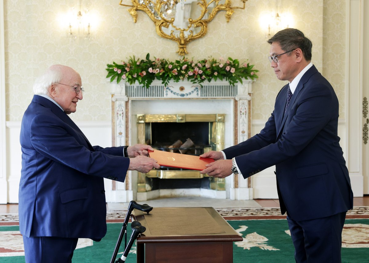 dfatirl's tweet photo. A warm welcome to His Excellency, Mr. Jaime Cacho-Sousa, Ambassador of Peru 🇵🇪 and His Excellency, Mr. Ng Teck Hean, Ambassador of the Republic of Singapore, 🇸🇬 who presented their Letters of Credence to President Higgins at Áras an Uachtaráin today. 
👉https://t.co/G3HLK1paE8 https://t.co/ieFXxq9zM7