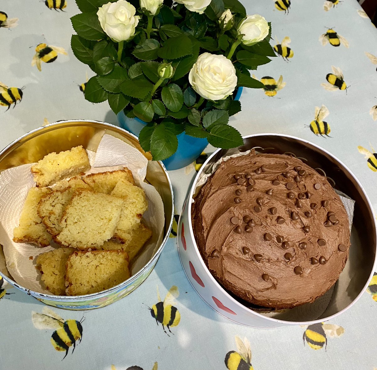 LouiseMorrish1's tweet photo. Early birthday cakes in the library tomorrow…🎉🍰
#birthday #cake #library #librarycake #homebaking #chocolatecake #lemondrizzlecake🍋 https://t.co/qMMSSjw4Hv