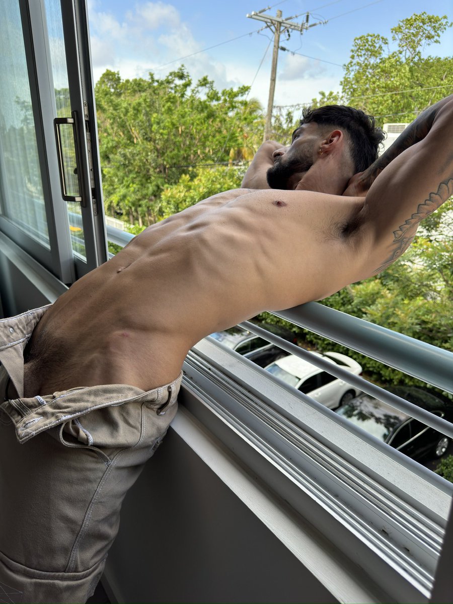 yanninicolau1's tweet photo. Your hand, down my stomach, slowly 🍆 https://t.co/dTvgxNAN4D