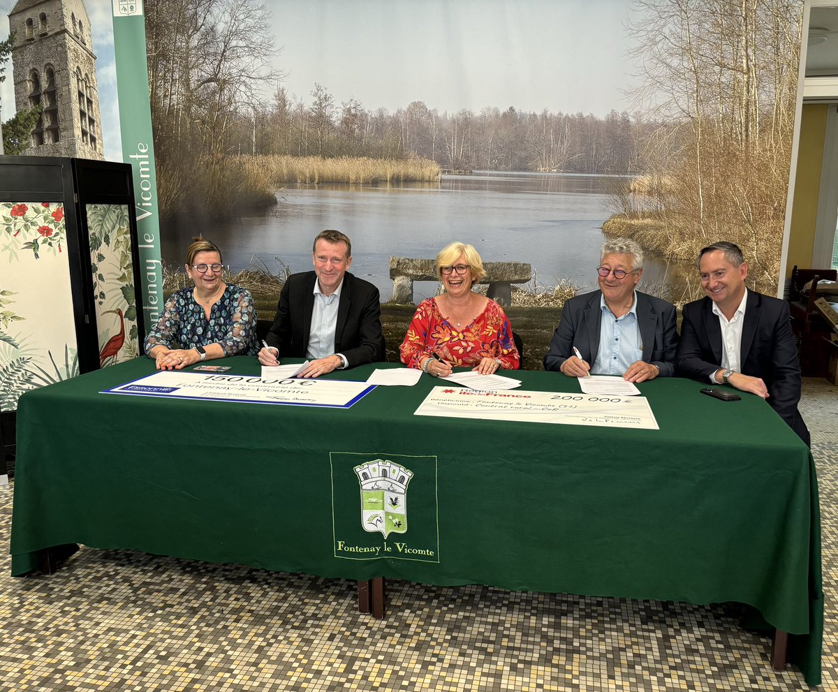 JPDugoinClement's tweet image. ✍🏻 Signature avec @guycrosnier à Fontenay-le-Viconte d’un nouveau contrat rural en présence de @imbertpatrick et @mc_chambaret
🤝 La Région et le département amènent ensemble 350 000 € à la commune grâce aux politiques que nous portons avec @vpecresse et @durovray