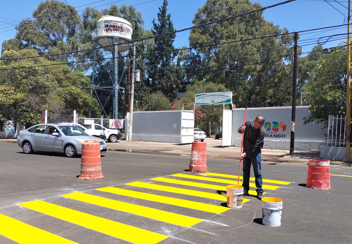 DMSPDGO's tweet image. La señalización en pasos peatonales así como líneas divisorias es fundamental para evitar accidentes vehiculares, así como fomentar el uso correcto de los cruces peatonales. 👷🏻♀️👮🏻♂️👮🏻 #IngenieríaVial #dmsp