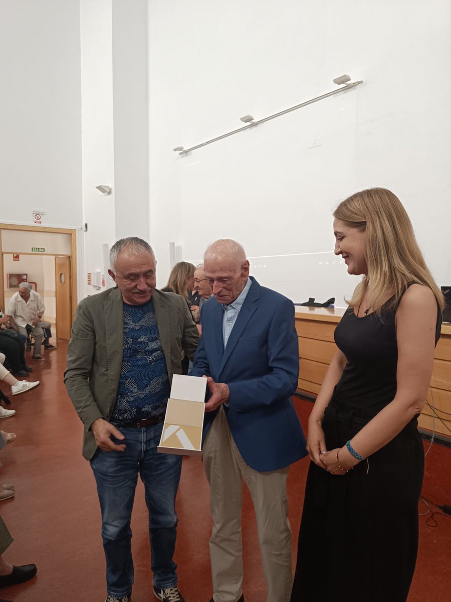 Hoy, en la Fac. de Derecho  <a href="/UAHes/">Universidad Alcalá</a>, rendimos homenaje a Francisco Sancha López: cumple 100 años. Nacido el 4 de junio de 1924, Sancha es un ejemplo de compromiso y lucha sindical en UGT. #HomenajeSancha #UGT

🗨️Lucía García-Quismondo,  sec. Comunicación, adjunta a SG  <a href="/UGT_FICA/">UGT FICA #SalariooConflicto #PactoIndustria</a>
