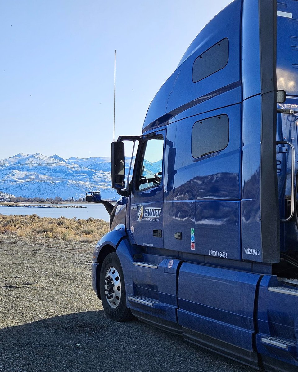 SwiftTransport's tweet image. Best seat in the house for this view! 🏔️ 

#truckerviews #cdl #truckdriver #cdllife #swift