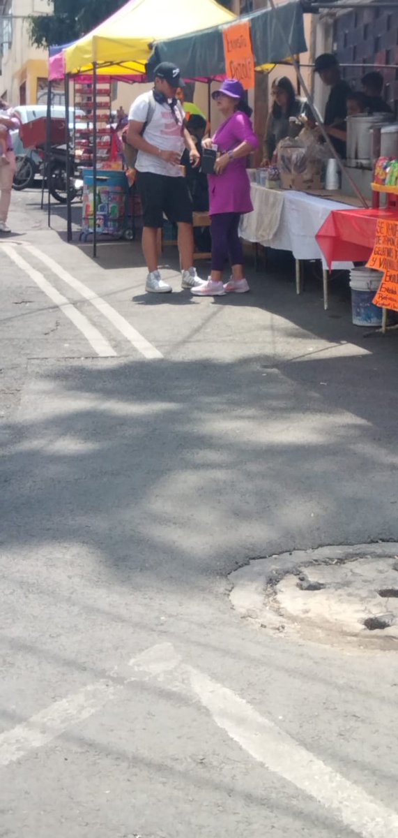 DanielRiosRJXM's tweet photo. @STaboadaMx Casillas 3370 y 3371 gente de Morena y de participación ciudadana del gobierno de la ciudad detenían a la gente y les decían que votarán por Morena para que no les quitarán sus apoyos y les daban dinero, estuvieron todo el día y el personal del @INEMexico los apoyaba https://t.co/rPBgKQ5h5a