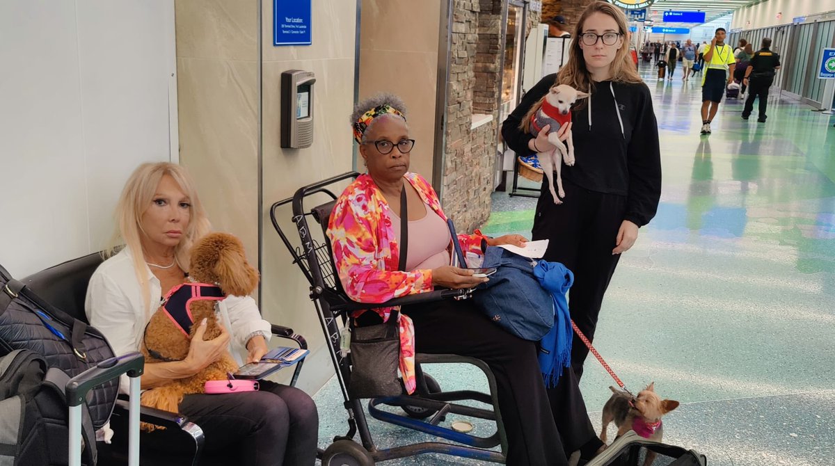 Lbro63155556's tweet image. @JetBlue @PeteButtigieg JetBlue didn’t allow 3 of us to board Flight 88 from Fort Lauderdale -&amp;gt; Albany because they overbooked the number of dogs. We paid for our flights and dogs many months ago. They are not able to get us to our destination. This is unacceptable.