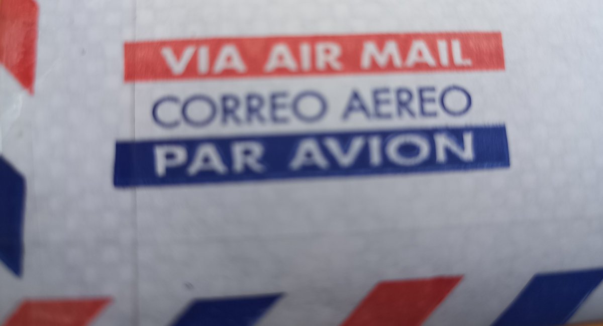 "Impresionante", hoy fui a los <a href="/CorreosPma/">Correos Panamá</a> a enviar una carta tradicional. Y uno de los 3 "trabajadores" que tienen ahí me informa que no están recibiendo cartas, para Europa, por no pagar a las aerolíneas y que el carro que recoge cartas, pasa cada 3 días por falta de gasolina.