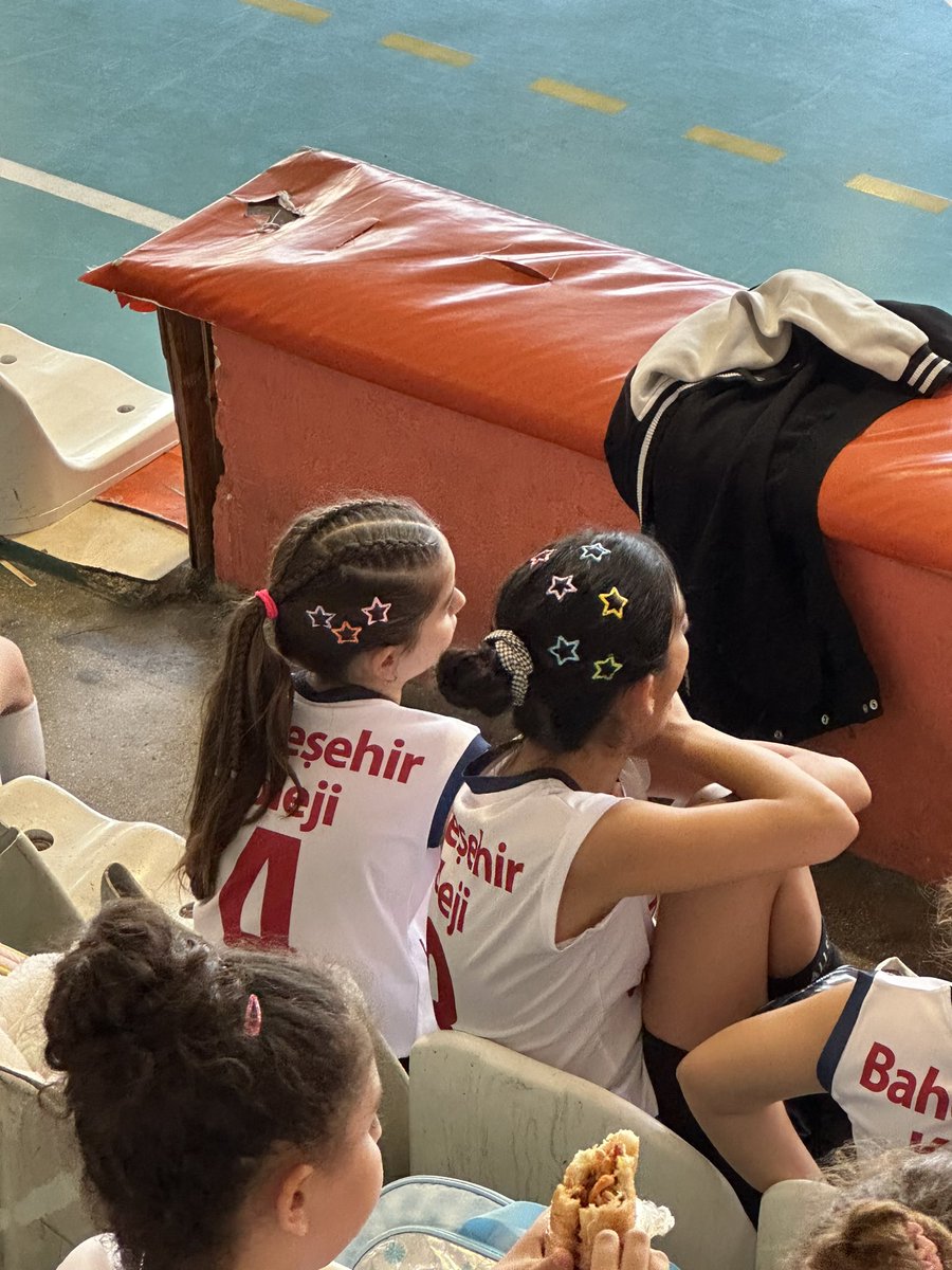 duruuyan's tweet photo. Okullararası Voleybol Turnuvasıyla ilk maç deneyimim 🏐 İlk maç ilk galibiyet 🔥💥@BahcesehirLara https://t.co/n2JegUVr6T