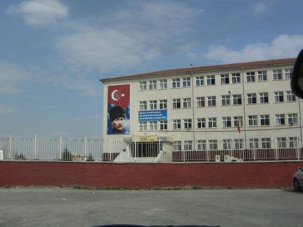 💥 Okulda intihar eden genç kız öğrenciyi ölüme götüren süreç aydınlandı, olayın arkasından din kültürü öğretmeni çıktı!

Cumhuriyet’in haberine göre; Keçiören Katip Çelebi Lisesi’nde bir 10. sınıf öğrencisi, arkadaşlarıyla ‘erik dalı’ şarkısıyla dans ettiği bir videoyu sosyal