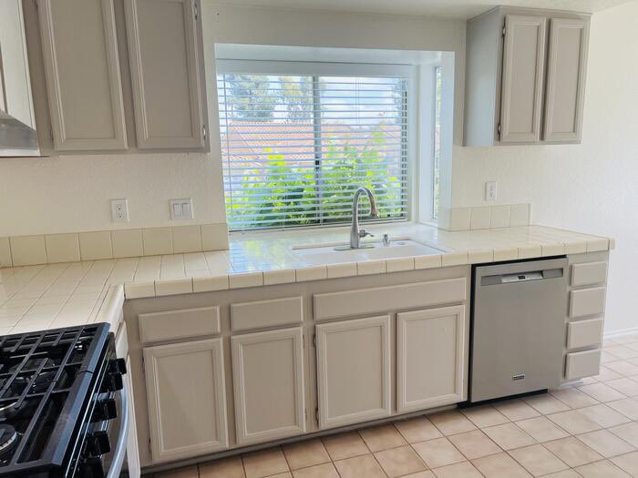 LCHomesSD's tweet photo. #FORRENT #FORLEASE
1998 Stonecrest Ct.,
#Vista, CA
3 bed/2 bath #singlelevel home. Central A/C & a cozy fireplace in the living room. Private laundry w/ washer/dryer incl. Gardening included bi-weekly. Pets are possible.
Available now!
Call: 760-436-5111
Lic. #01502169 https://t.co/PESNmqpCNV