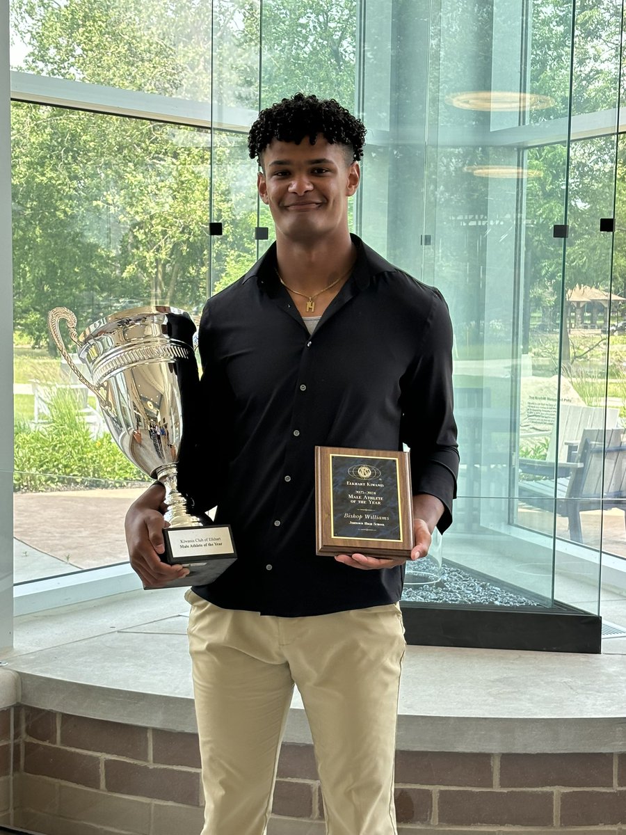 Congratulations to Bishop Williams for being honored as the Kiwanis Male Athlete of the Year!  A well deserved honor for an amazing athlete, great student, and humble young man.  #JimmiePRIDE